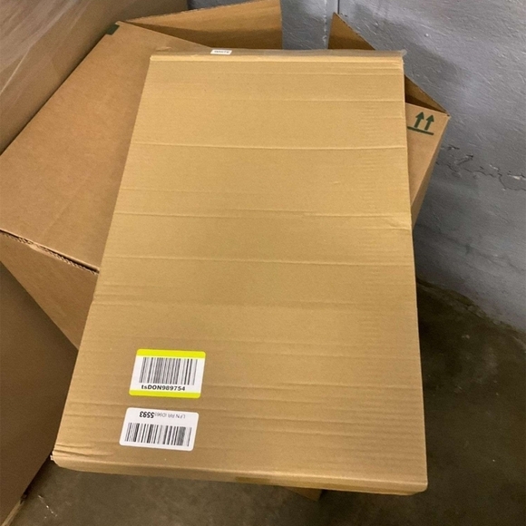 New open box expandable dog gate - Picture 3 of 4